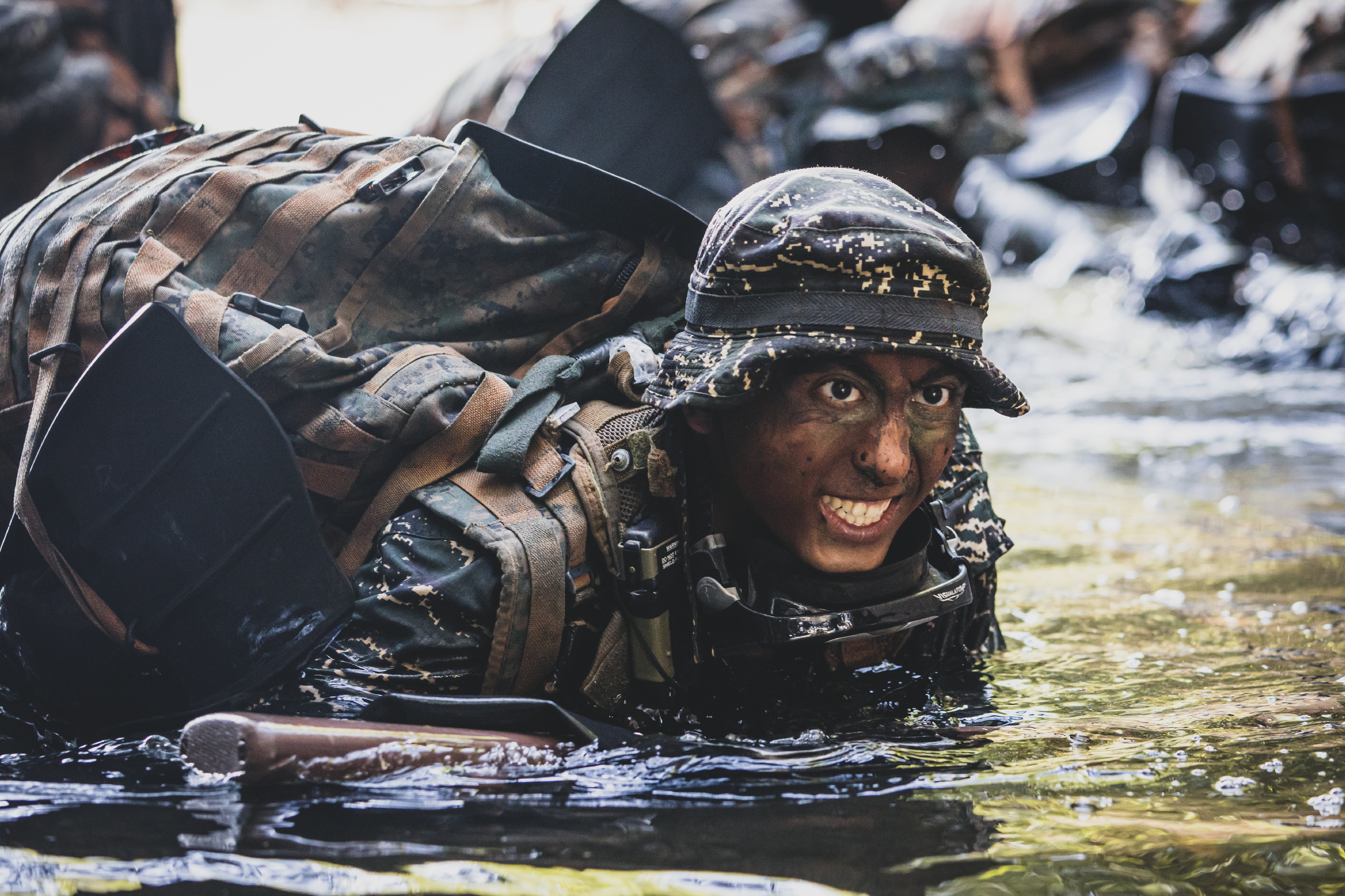 海軍陸戰隊兩棲偵搜專長班綜合考驗週，分就水域及陸上滲透進行測驗。學員自河口經由溝渠，運用戰術動作通過充滿淤泥與雜草的河道。（青年日報社  記者陳俊鈞攝）