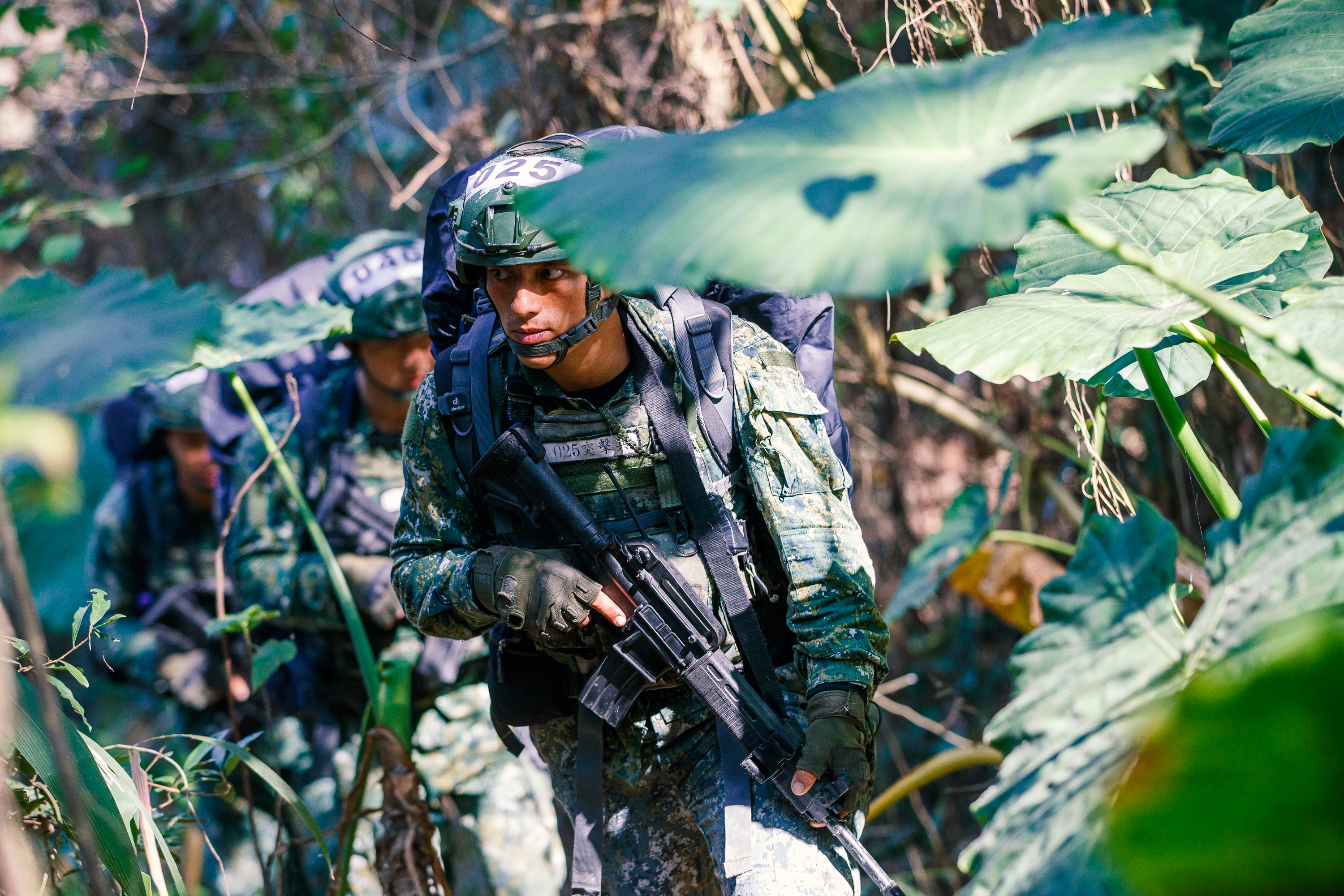 110年第55屆國軍文藝金像獎攝影項國軍組-優選Ranger-陸軍「突擊幹部訓練班」學員們在大甲溪沿線樹林進行滲透測驗。（青年日報社記者黃一翔攝）