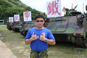 馬戰營學員宋韋翰說，搭乘CM21裝步戰鬥車十分刺激_軍聞社記者林澤廷攝