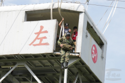 高塔訓練課程，學員們克服對高度的恐懼後，體驗到傘兵從機門一躍而下的感覺_軍聞社葛芃欣攝