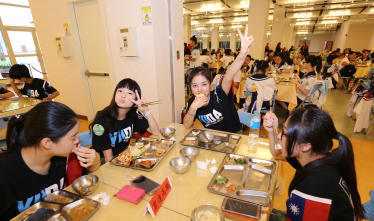 參賽學生中午至聯合餐廳用餐(一)