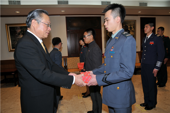 Yan Min summoned cadets of awarded Youth Medals and Outstanding Collegians.